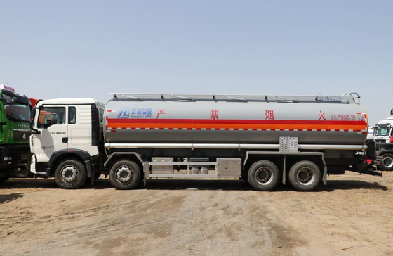 Contenedor de petróleo usado 30000 litros Howo T5G Cisterna de petróleo Camión de 4 ejes Cabina con dormitorio