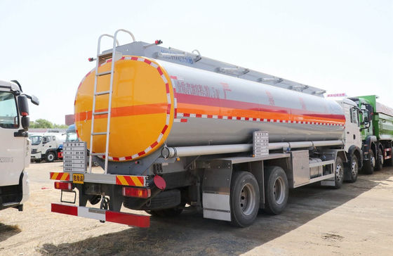 Contenedor de petróleo usado 30000 litros Howo T5G Cisterna de petróleo Camión de 4 ejes Cabina con dormitorio