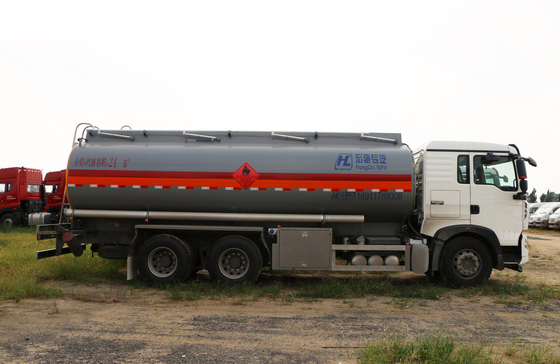 Sinotruck Howo 6*4 Modo de conducción 10 neumático camión cisterna de aceite 25 metros cúbicos 10 metros de largo LHD
